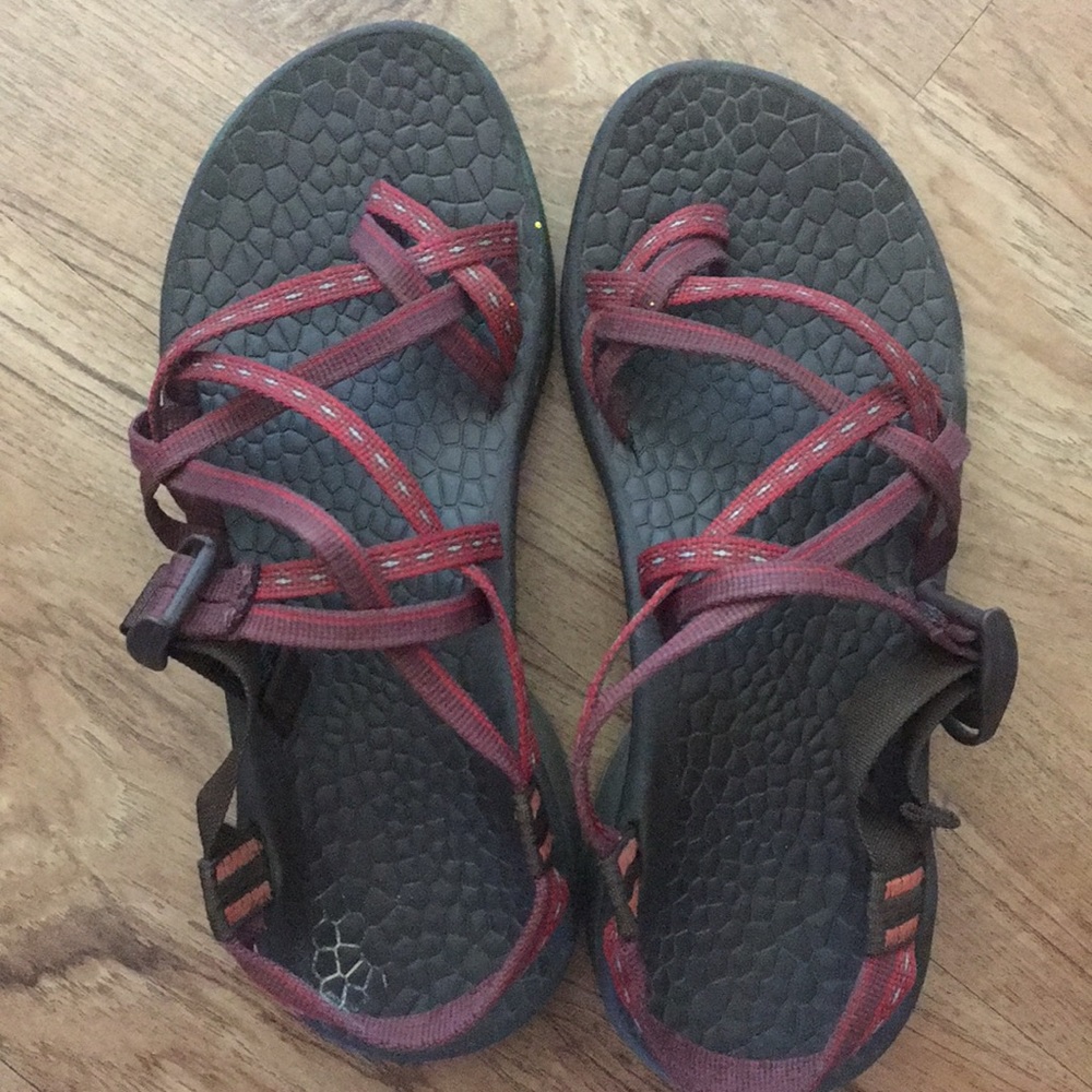 Women’s Chaco size 8!!! Burgundy double straps